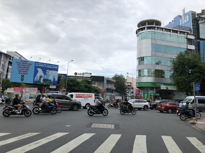 Gần 9 giờ tại ngã khu vực Út Tịch - Hoàng Văn Thụ