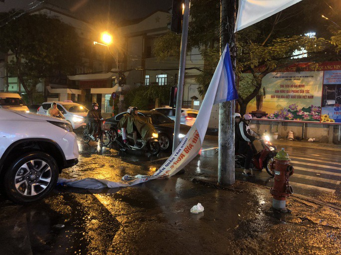 Mưa lớn kèm gió giật mạnh ở nhiều nơi