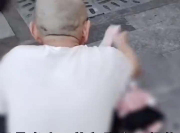 Người đàn ông cầm từng tờ tiền 100 nhân dân tệ tung vào người qua đường. 