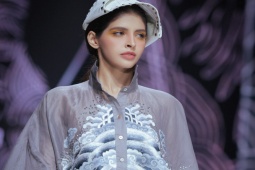 Thời trang - Họa tiết thủy ba thế kỷ 19 của Việt Nam được được tôn vinh trên váy áo, đồ bơi