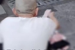 Phi thường - kỳ quặc - Người đàn ông mang hơn 2 tỷ đồng ra đường phân phát, sự thật khiến ai nấy đều xót xa