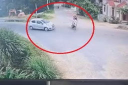 Tin tức trong ngày - Clip: Ô tô tông văng tài xế xe máy vì không ai chịu “chậm vài giây”