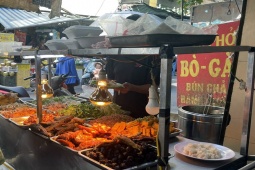 Tin tức trong ngày - Xử phạt quán cơm bình dân gần BV Bạch Mai bị tố "chặt chém" 160.000 đồng/suất