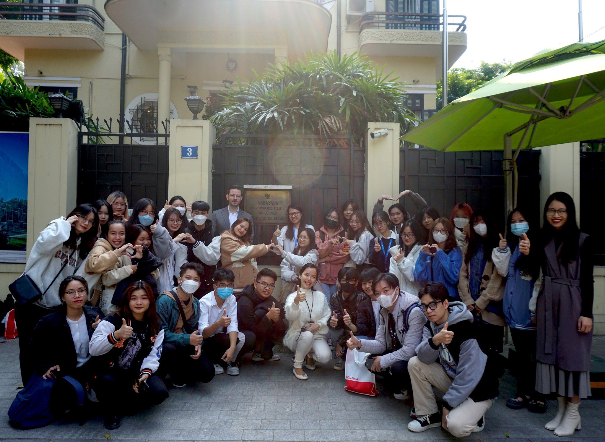 Giảng viên và sinh viên Khoa Kinh doanh &amp; Quản lý - Trường Đại học CMC thăm dinh thự Đại sứ quán Ba Lan và chụp ảnh lưu niệm với ông Alexander Nowakowski – Đại biện lâm thời nước Cộng hòa Ba Lan tại Việt Nam.