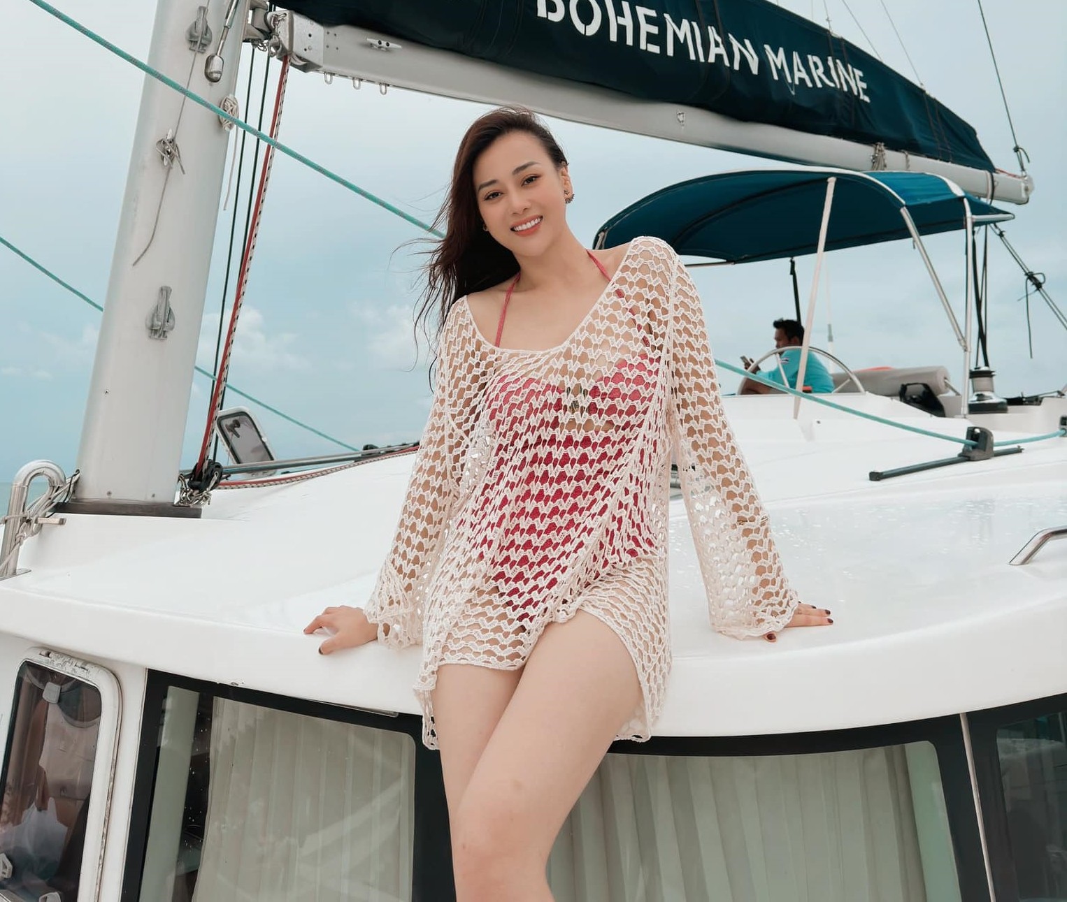 Phương Oanh mặc kín đi biển sau khi làm vợ Shark Bình? - 1