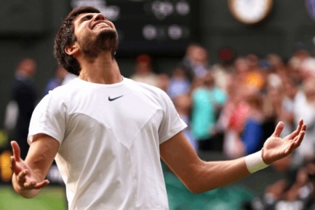 Nadal chúc mừng Alcaraz hạ Djokovic, lần đầu vô địch Wimbledon