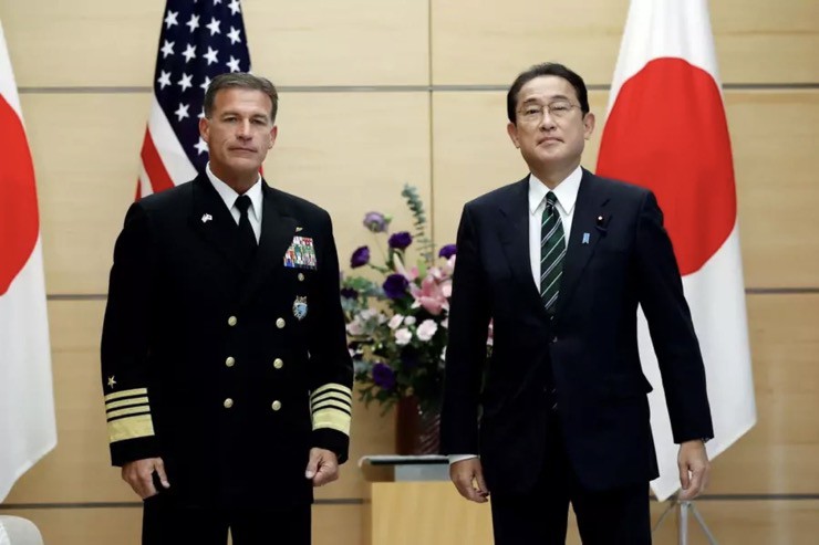 Đô đốc John C. Aquilino, Tư lệnh Bộ chỉ huy Ấn Độ Dương - Thái Bình Dương Mỹ gặp Thủ tướng Nhật Bản&nbsp;Kishida Fumio vào ngày 11/11/2021