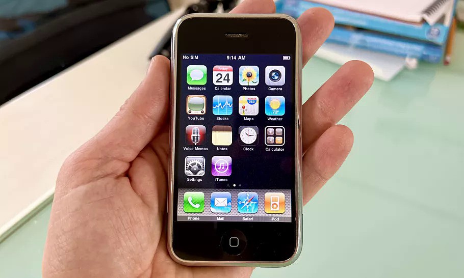 Chiếc iPhone đầu tiên nguyên bản phá kỷ lục đấu giá