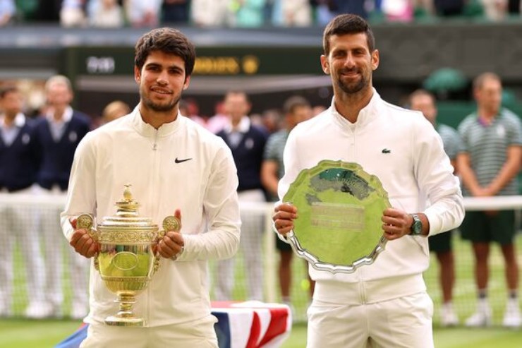Kể từ năm 2002, Alcaraz (trái) là người đầu tiên vô địch Wimbledon ngoài 4 cái tên Djokovic, Federer, Nadal và Murray