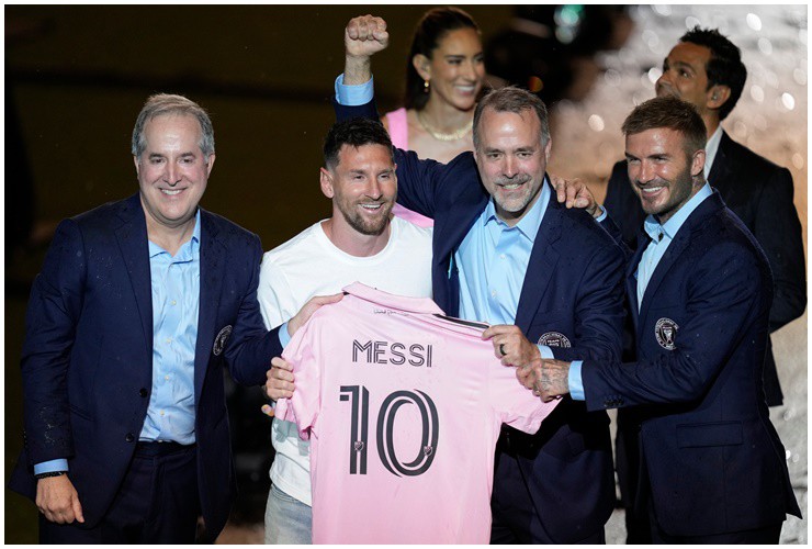 Messi có màn ra mắt đầy "bão gió" trong màu áo mới.