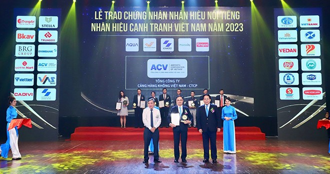Đại diện ACV nhận chứng nhận Top 10 Nhãn hiệu nổi tiếng Việt Nam 2023