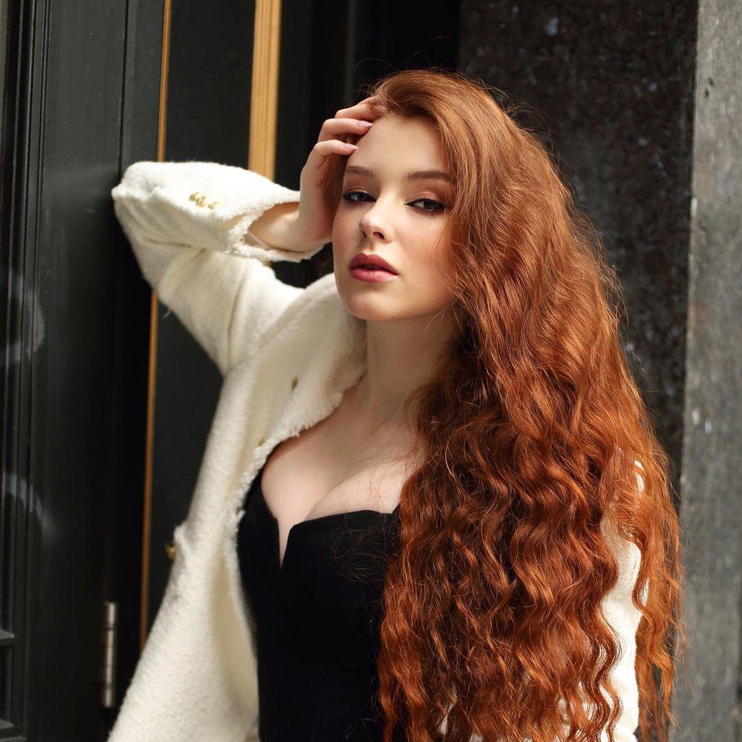 Aleksandra Girskaya được khen ngợi có vẻ đẹp tựa như nữ thần với mái tóc màu đỏ rực.