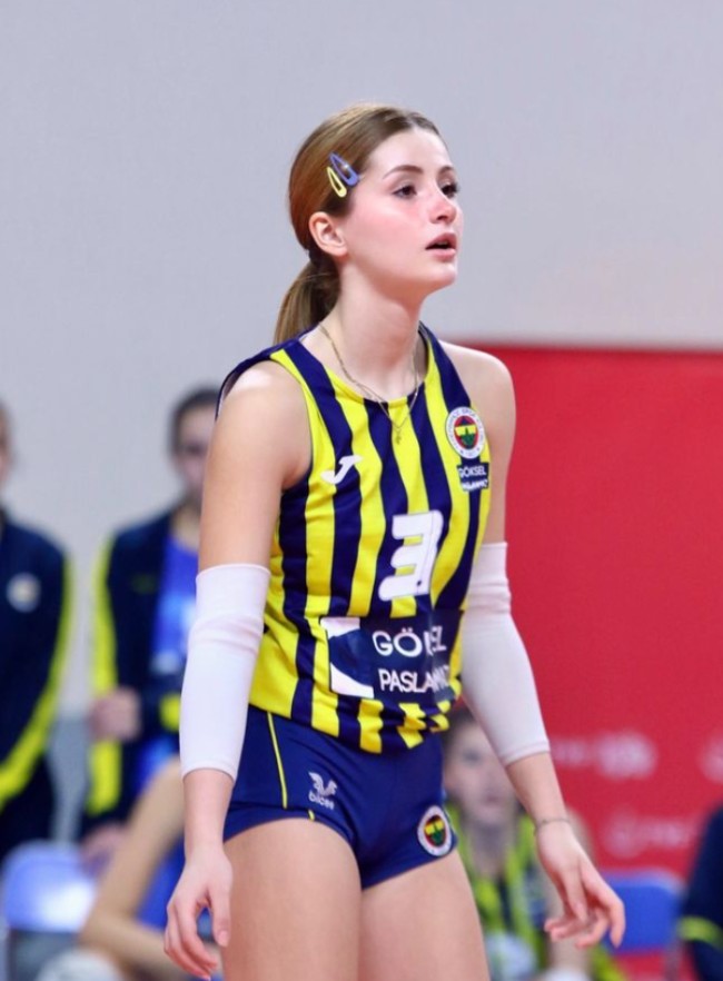 Nil Zehra Kayaalp, 17 tuổi, người Thổ Nhĩ Kỳ là một trong số những cầu thủ chơi ở vị trí Libero có vẻ đẹp hàng đầu thế giới.
