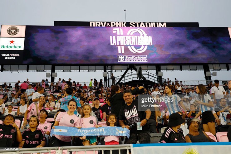 Messi made his grand debut at Inter Miami, fans filled the stadium with rain - 4