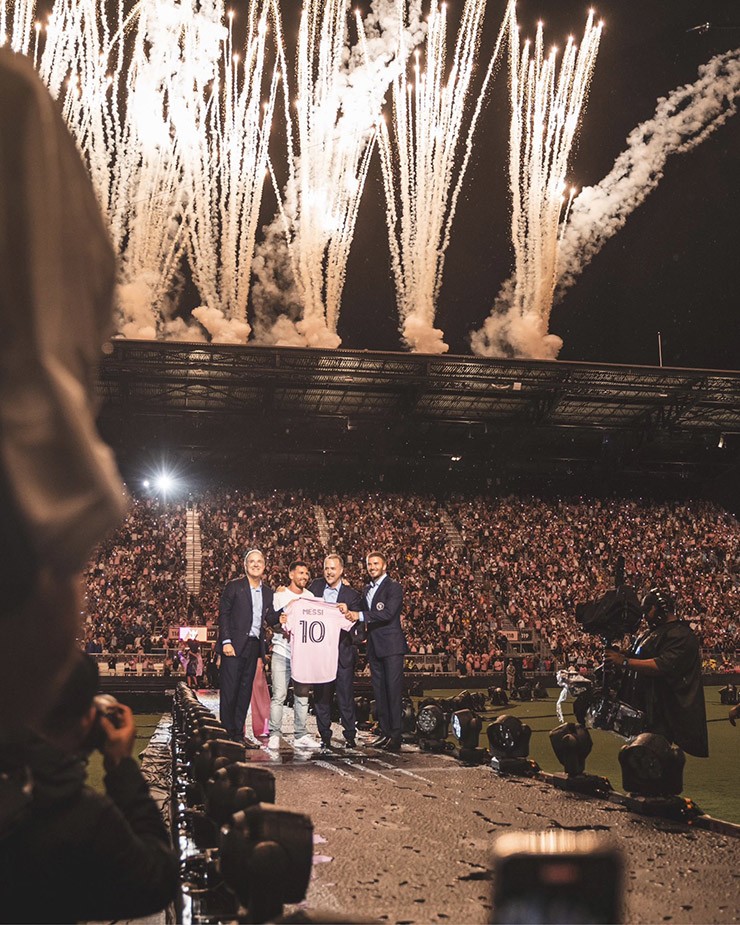 Messi made his grand debut at Inter Miami, fans filled the stadium with rain - 6