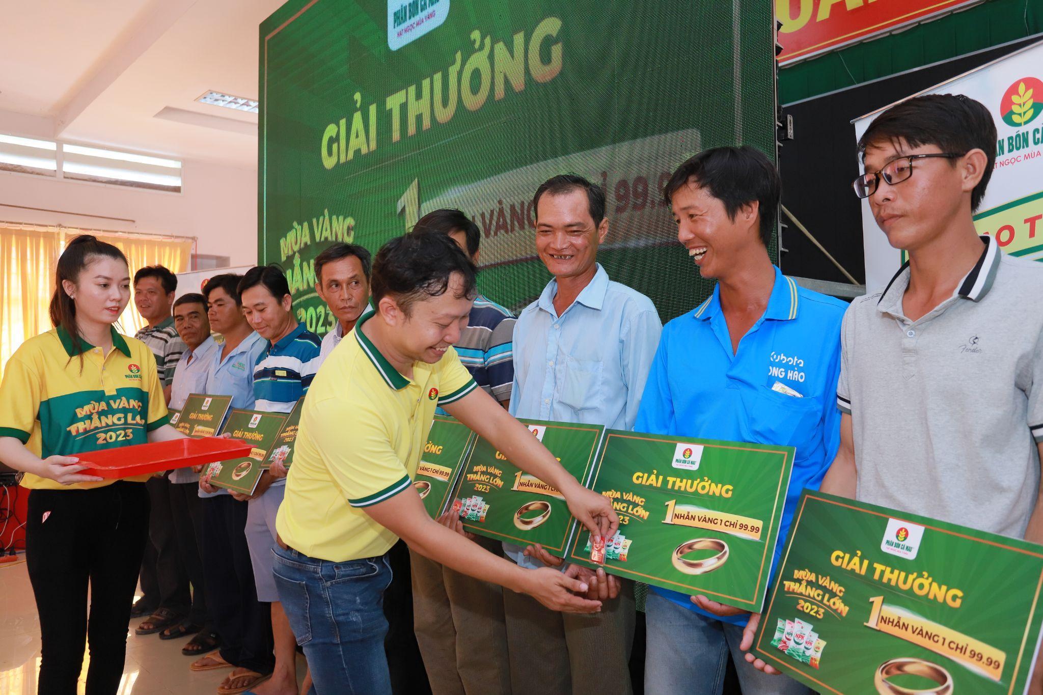 Phân Bón Cà Mau mang “niềm vui" trao tận tay những bà con may mắn trúng thưởng giải Vàng tại các địa phương