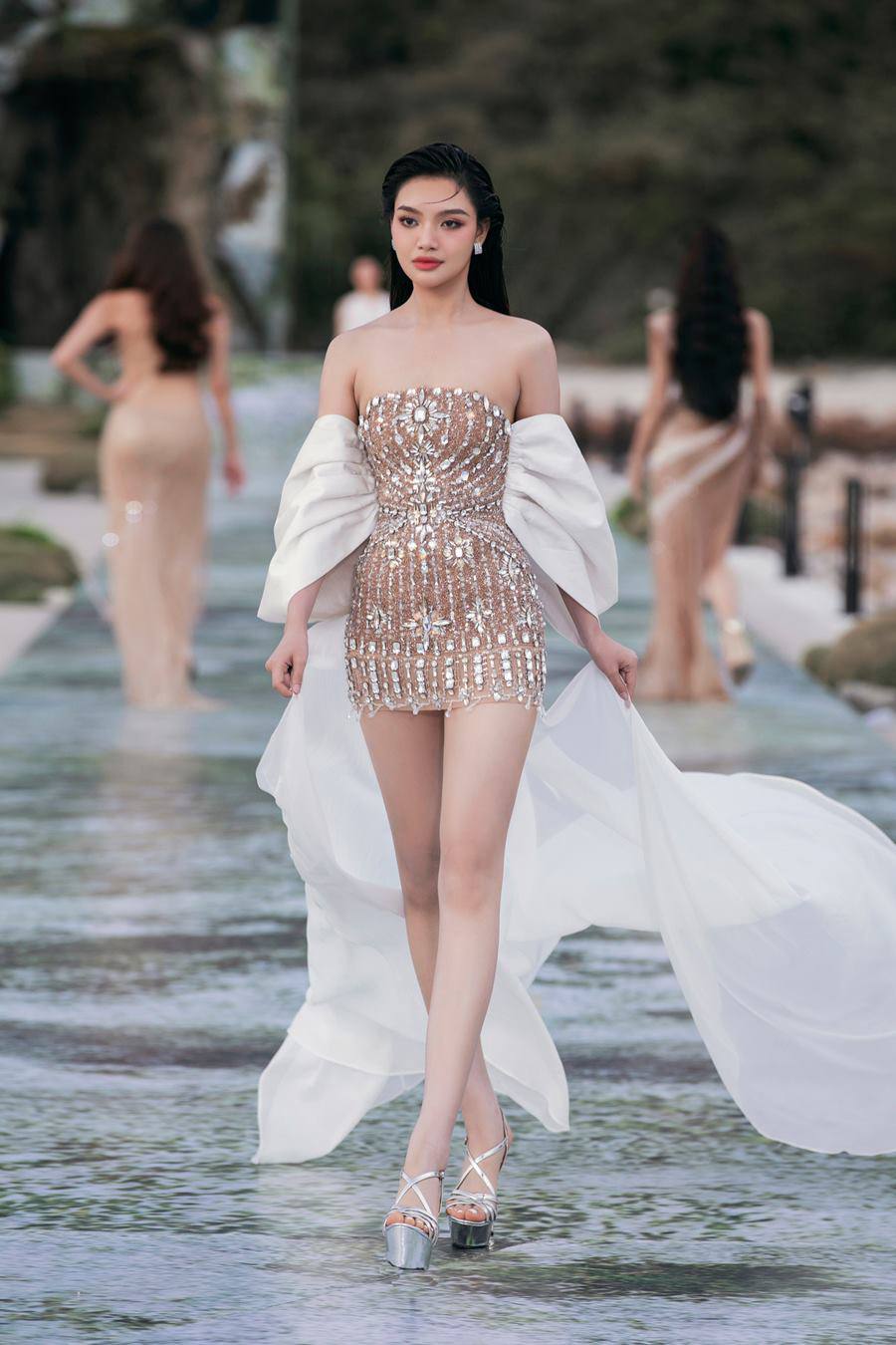 Trước thềm chung kết, thí sinh Miss World Vietnam diễn áo tắm nóng bỏng tại Quy Nhơn - 7