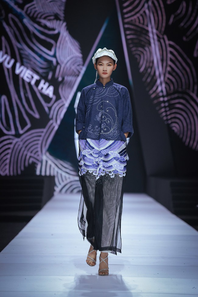 "Nước đầu nguồn" lấy cảm hứng từ họa tiết thủy ba (sóng nước) trên trang phục cổ của Việt Nam thế kỷ 19.&nbsp;