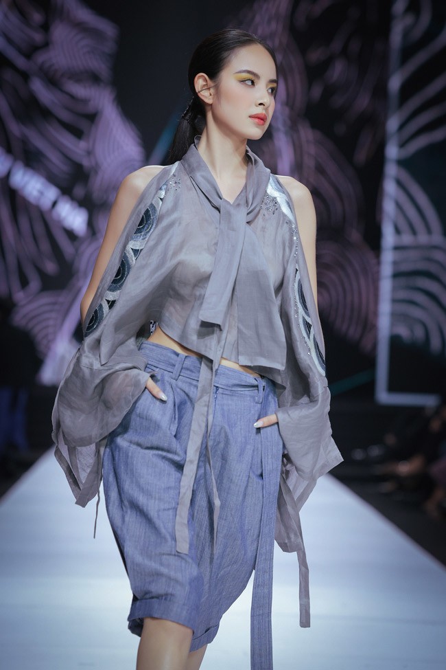 Nhà thiết kế&nbsp;đưa chất liệu denim dệt bằng sợi gai.