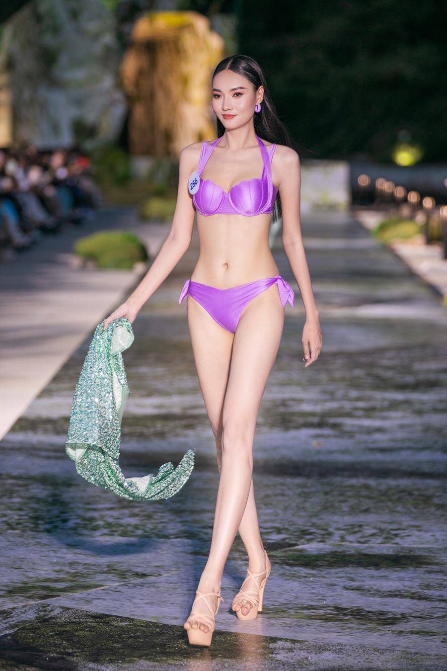 Trước thềm chung kết, thí sinh Miss World Vietnam diễn áo tắm nóng bỏng tại Quy Nhơn - 9