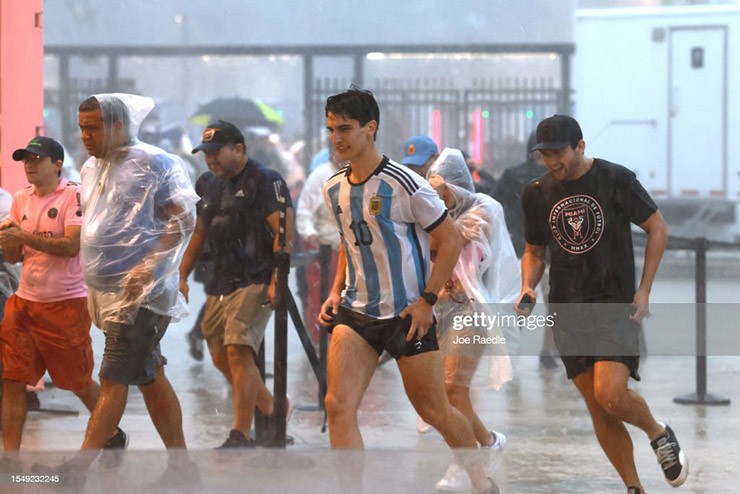 Messi debutó a lo grande en Inter Miami, aficionados llenaron de lluvia el estadio - 3