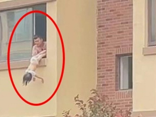 Bạn trẻ - Cuộc sống - Con gái đi tiểu ra nhà, bố làm điều ai cũng kinh khiếp