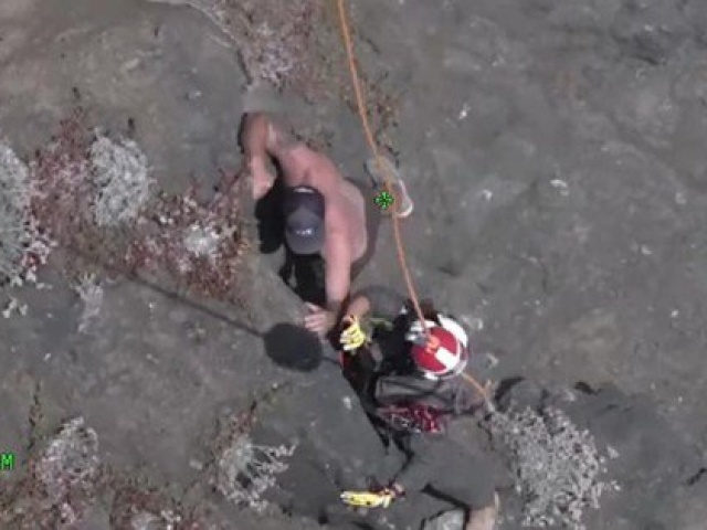 Phi thường - kỳ quặc - VIDEO: Hồi hộp cảnh cứu người leo núi bị kẹt trên vách đá