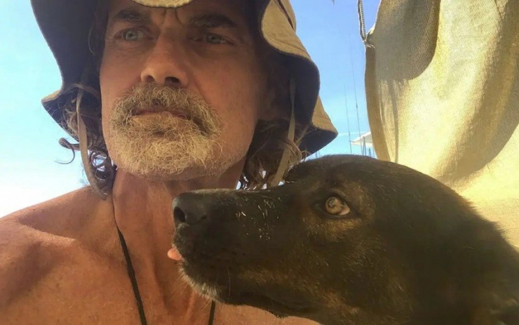 Ông Tim Shaddock và chú chó Bella lênh đênh trên Thái Bình Dương. Ảnh: NEW YORK POST