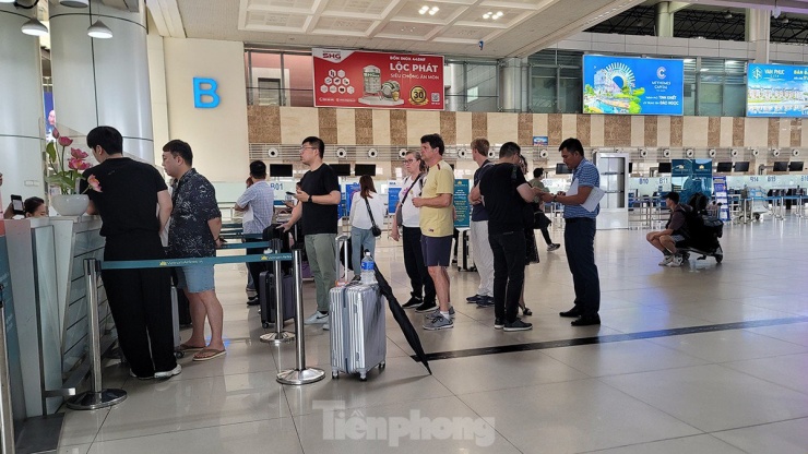 Hình ảnh sân bay Nội Bài 'cửa đóng, then cài' tránh bão số 1 đổ bộ - 6