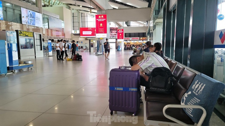 Hình ảnh sân bay Nội Bài 'cửa đóng, then cài' tránh bão số 1 đổ bộ - 9