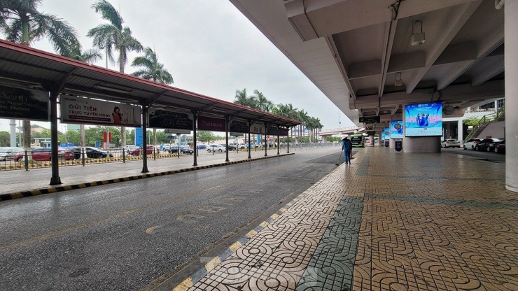 Hình ảnh sân bay Nội Bài 'cửa đóng, then cài' tránh bão số 1 đổ bộ - 16