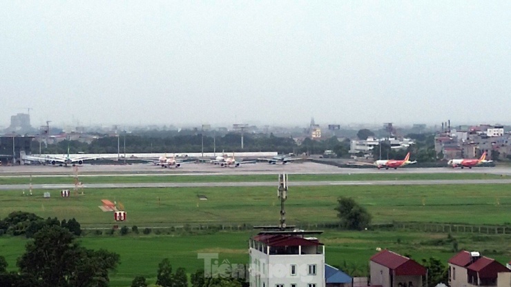 Hình ảnh sân bay Nội Bài 'cửa đóng, then cài' tránh bão số 1 đổ bộ - 17