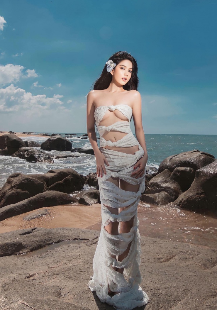 Nhân dịp ra Hồ Tràm, Vũng Tàu dự một show thời trang, Ngọc Trinh tranh thủ nghỉ dưỡng kết hợp thực hiện bộ ảnh mới.
