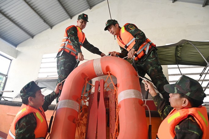 Lực lượng chức năng tỉnh Quảng Ninh chuẩn bị thuyền phao ứng phó với bão số 1 Ảnh: TRỌNG ĐỨC