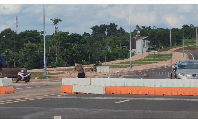 Kéo rào chắn lưu thông trên đường cấm