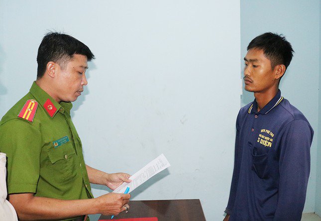 Lực lượng công an thi hành quyết định tạm giữ hình sự đối với Trần Thanh Hòa.