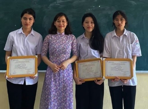 Trần Ngọc Đan Thanh (thứ 2 từ phải sang) là thí sinh duy nhất cả nước đạt điểm 10 môn Ngữ văn trong kỳ thi tốt nghiệp THPT 2023