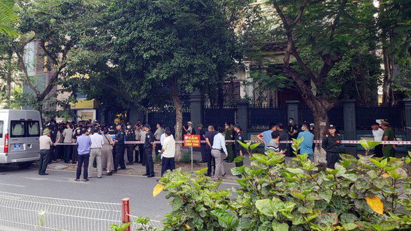 Lực lượng chức năng tổ chức cưỡng chế, kê biên căn biệt thự của ông Trần Quang Vũ ngày 17/7.