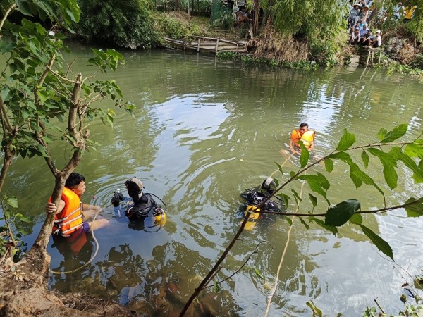 Lực lượng Cảnh sát PCCC và CNCH đang tìm kiếm cây dao mà đối tượng đã ném xuống sông sau khi chém nhau.