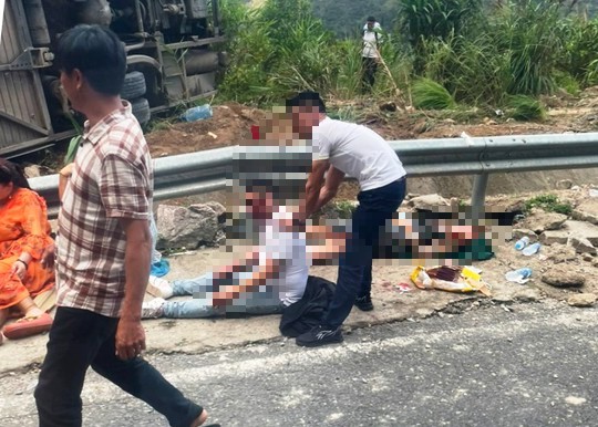 Tai nạn nghiêm trọng trên đèo Khánh Lê, 3 du khách nước ngoài tử vong - 1