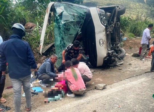 Tai nạn nghiêm trọng trên đèo Khánh Lê, 3 du khách nước ngoài tử vong - 2