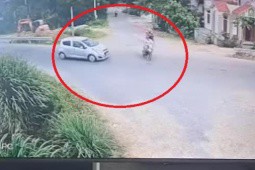 Clip: Ô tô tông văng tài xế xe máy vì không ai chịu “chậm vài giây”