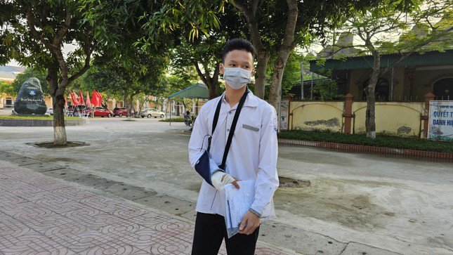 Em Nguyễn Công Đạt bị gãy tay trước khi kỳ thi tốt nghiệp THPT 2023 diễn ra.