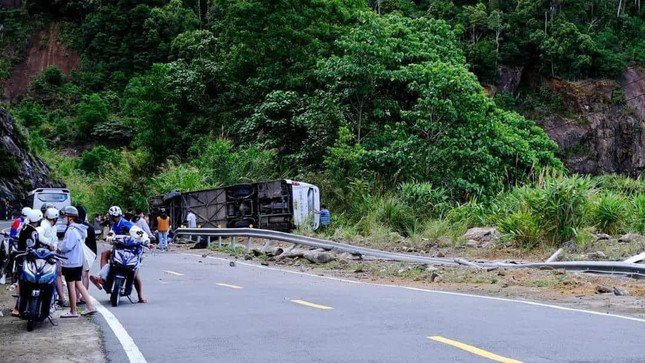 Hiện trường vụ tai nạn xe chở đoàn khách Trung Quốc tại đèo Khánh Lê. Ảnh: CTV.