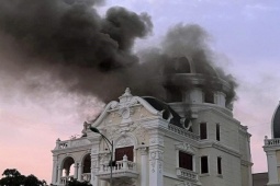 Tin tức trong ngày - Điều động cả xe phun bê tông để "cứu" biệt thự bốc cháy ở Hòa Bình