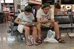 Tranh vui - Những con người thích “tấu hài” ở sân bay