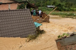 Tin tức trong ngày - CLIP: Mưa lũ đang gây thiệt hại nặng ở Bắc Tây Nguyên