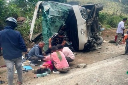Tin tức trong ngày - Công an thông tin vụ lật xe khách, 3 người tử vong, 17 người bị thương