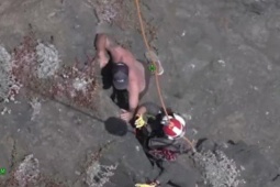 Phi thường - kỳ quặc - VIDEO: Hồi hộp cảnh cứu người leo núi bị kẹt trên vách đá