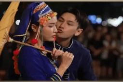 Giải trí - Clip Isaac "khóa môi" Bích Phương ở Bờ Hồ, Hà Nội gây bão MXH